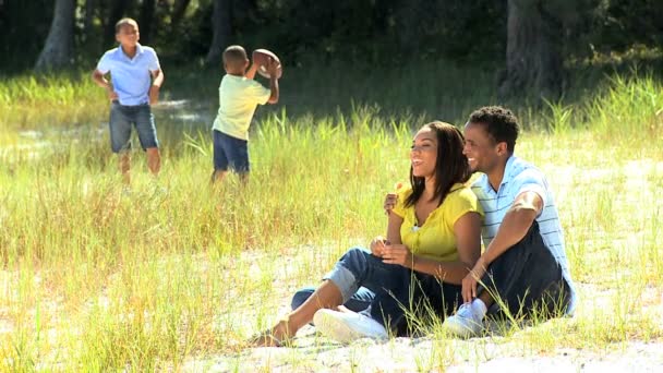 Familia afroamericana disfrutando del tiempo al aire libre — Vídeos de Stock