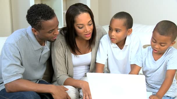 Schattige kleine Afrikaanse Amerikaanse jongens spelen op laptop — Stockvideo