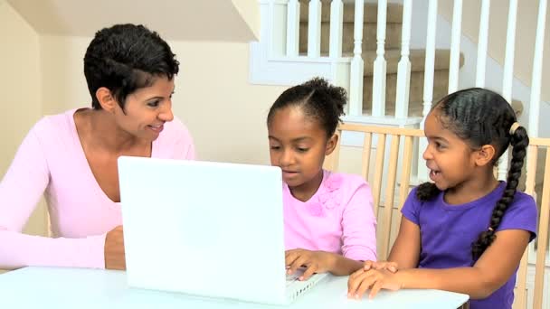 Dziewczynki etnicznych przy użyciu komputera przenośnego — Wideo stockowe