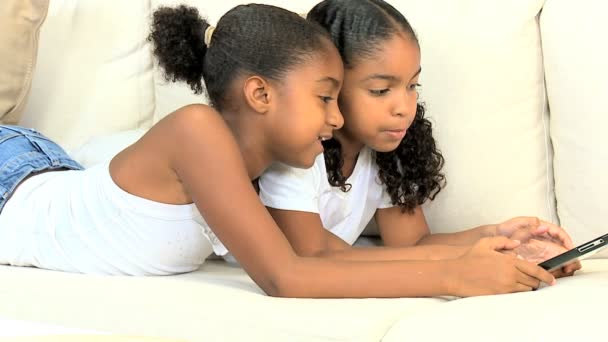 Jonge etnische kinderen plezier op draadloze Tablet PC — Stockvideo