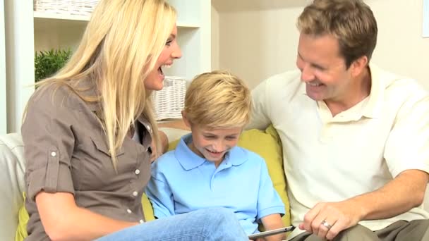 Kleiner Junge und seine Eltern mit einem drahtlosen Tablet — Stockvideo