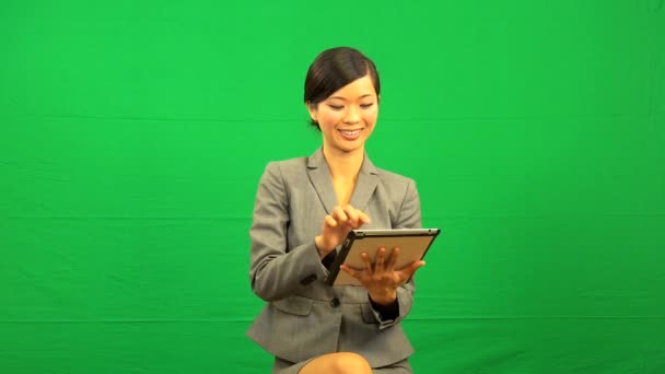 Asiatico imprenditrice verde schermo compressa — Video Stock