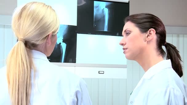 Médicos femeninos en el laboratorio de radiología — Vídeo de stock