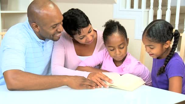 Etnická holčička, čtení s rodinou — Stock video