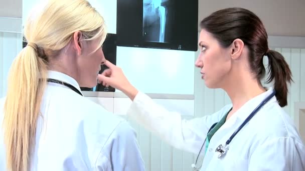 Kaukasische Ärzte untersuchen Röntgenergebnisse — Stockvideo