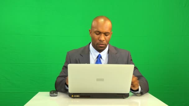 Афро-американських ноутбук зелений екран розчарування — стокове відео