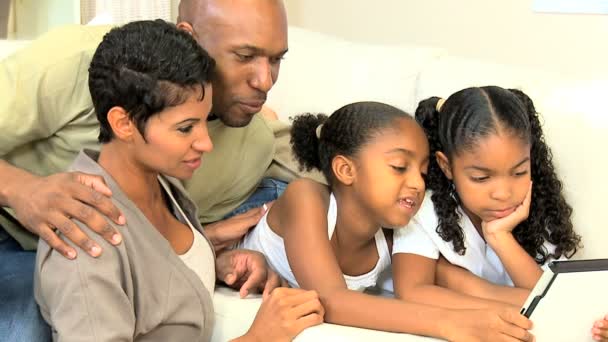 Jovem família étnica usando tablet sem fio — Vídeo de Stock