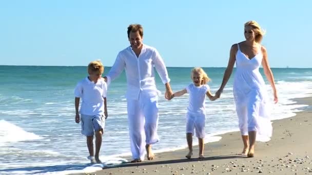 ビーチのライフ スタイルを楽しんで幸せな家族のグループ — ストック動画