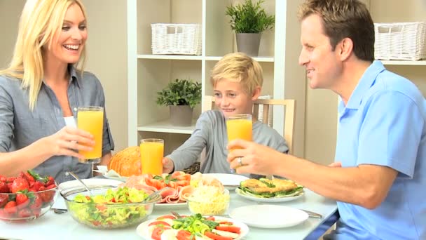 Familia joven comiendo una comida saludable — Vídeos de Stock