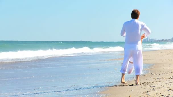 Vater und kleine Tochter spielen am Strand — Stockvideo