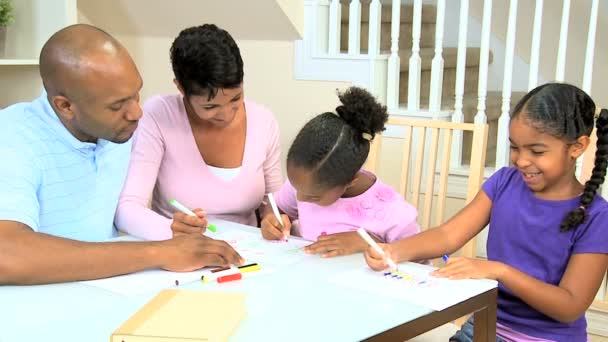 Meninas étnicas usando canetas para colorir — Vídeo de Stock