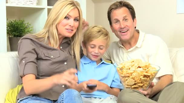 Família caucasiana assistindo filmes com lanche Alimentos — Vídeo de Stock