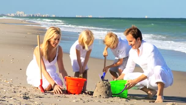 Jonge Kaukasische familie strand plezier — Stockvideo