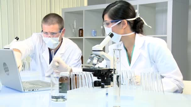 Estudiantes Técnicos Médicos Estudiando Datos de Investigación — Vídeo de stock
