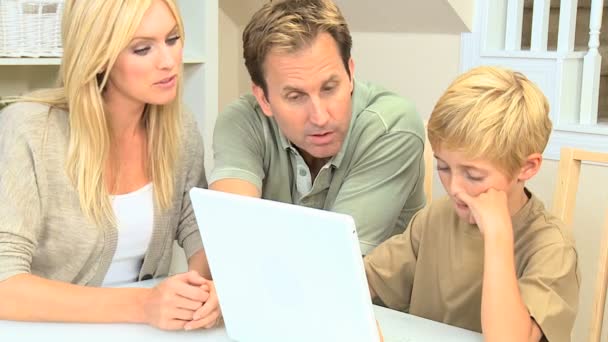 Familia caucásica con un ordenador portátil — Vídeos de Stock