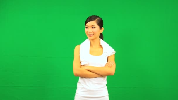 Fiducioso asiatico femmina fitness verde schermo — Video Stock