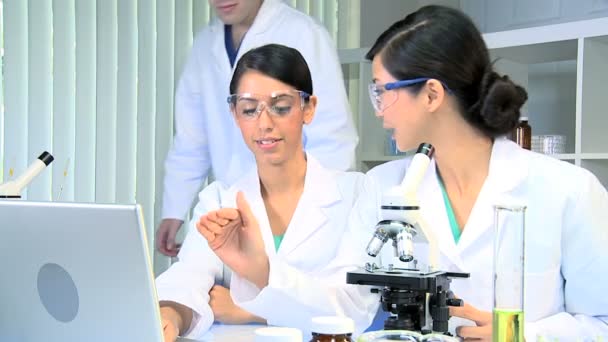 Estudantes de Medicina e Doutor Tutor em Laboratório Hospitalar — Vídeo de Stock