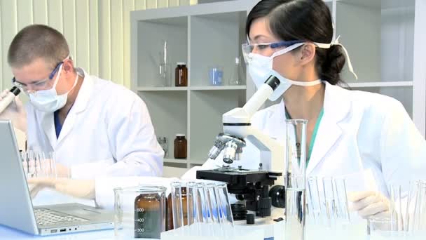 Jóvenes estudiantes de investigación médica multiétnica — Vídeo de stock