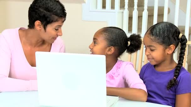 Mère ethnique regardant des filles à l'aide d'un ordinateur portable — Video