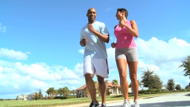 Donna afroamericana con personal trainer — Video Stock