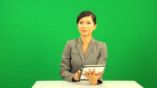 Ασιατικός επιχειρησιακός θηλυκό ασύρματη δισκίο οθόνη αφής — Αρχείο Βίντεο