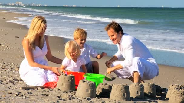 Giovane famiglia caucasica spiaggia divertimento — Video Stock