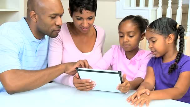 Νεαρή αφρικανική αμερικανική οικογένεια με ασύρματη δισκίο — Αρχείο Βίντεο