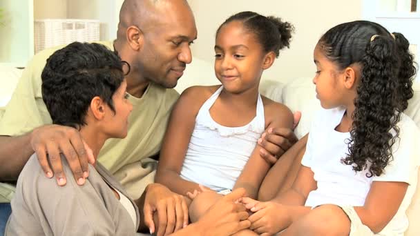 Молодая этническая семья наслаждается временем вместе — стоковое видео