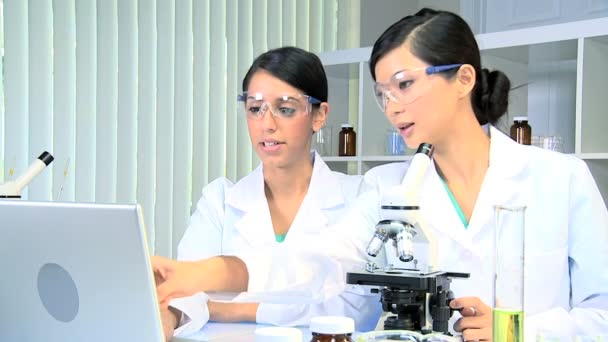 Médicos Estudantes Trabalhando em Laboratório Hospitalar — Vídeo de Stock