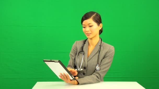 Asia chino femenino médico inalámbrico tableta pantalla táctil — Vídeo de stock