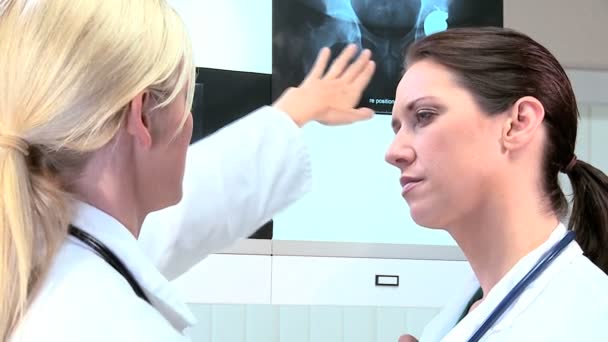 Medici donne in radiologia ospedaliera — Video Stock