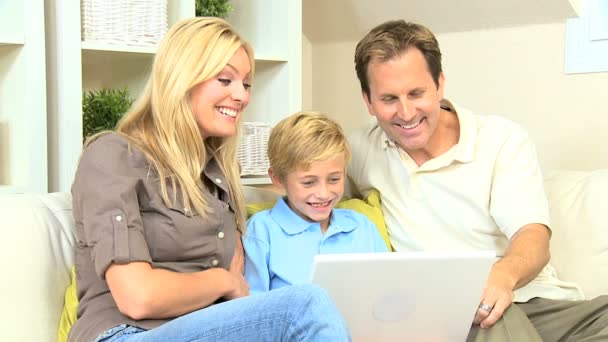 Kaukasische familie praten via online web chat — Stockvideo