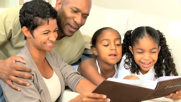 Afro-Amerikaanse familie met foto album — Stockvideo