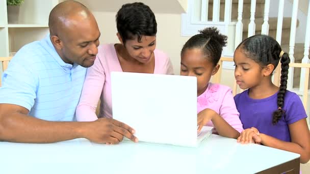 Kleine etnische meisjes laptopcomputer met ouders — Stockvideo