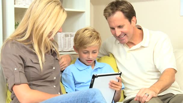 Jonge blonde jongen draadloos tablet met ouders — Stockvideo