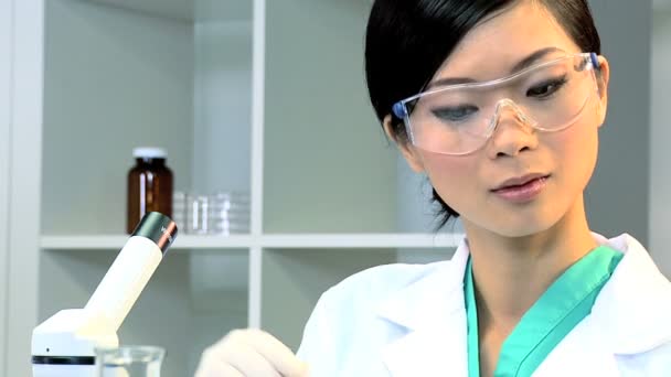 Lekarz kobiet student w laboratorium badawczym — Wideo stockowe