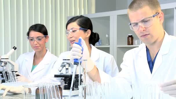 Tres doctores estudiantiles trabajando en el laboratorio del hospital — Vídeo de stock