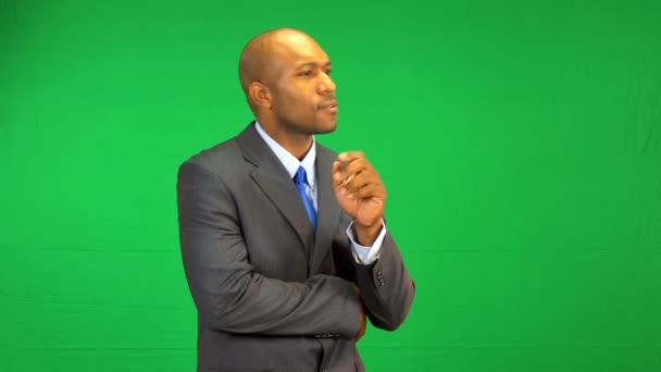 Афро-американский бизнесмен виртуальной среды преуспевает — стоковое видео