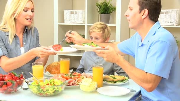 Jonge gezin genieten van een gezonde maaltijd — Stockvideo