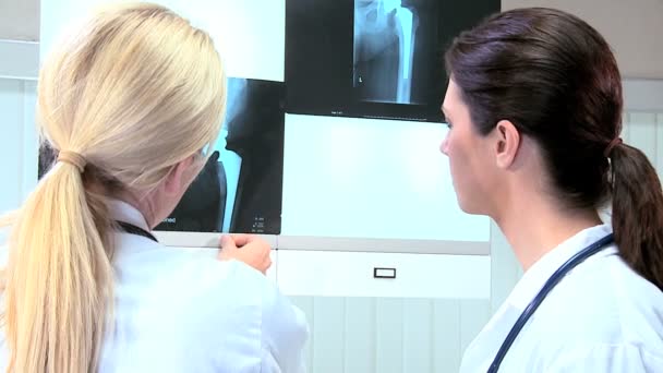 Vrouwelijke artsen in de ziekenhuis radiologie — Stockvideo