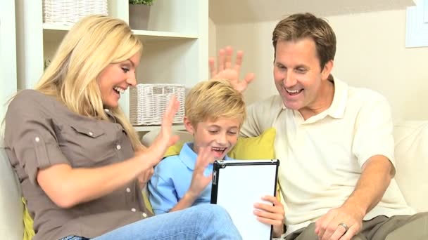 Kaukasische familie praten via online web chat — Stockvideo