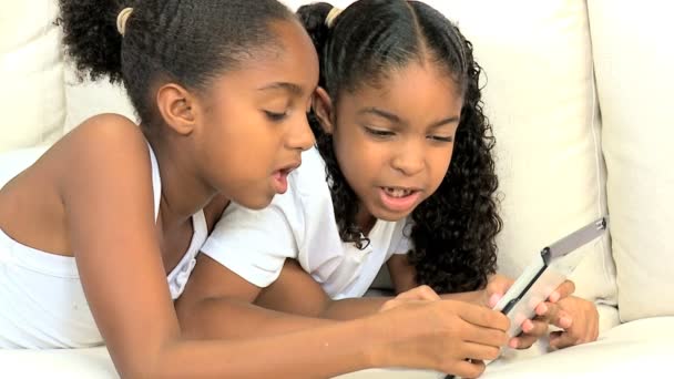 Etnische kinderen met moderne draadloze tablet — Stockvideo