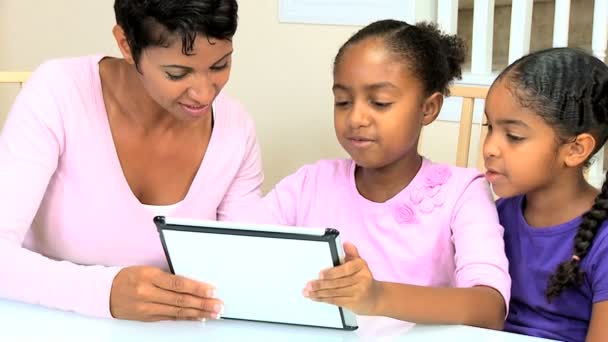 Mãe étnica e filhas usando tablet sem fio — Vídeo de Stock