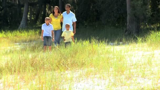 Giovane famiglia etnica Passeggiata nel parco — Video Stock