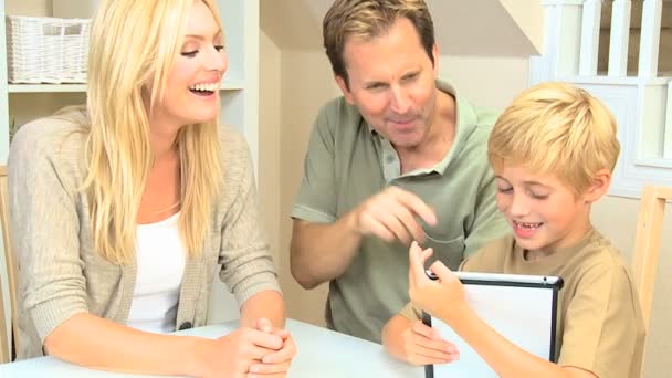 Fiatal család otthon segítségével vezeték nélküli tabletta — Stock videók