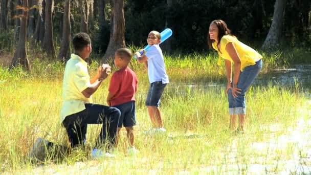 Familia étnica jugando béisbol en el parque — Vídeos de Stock