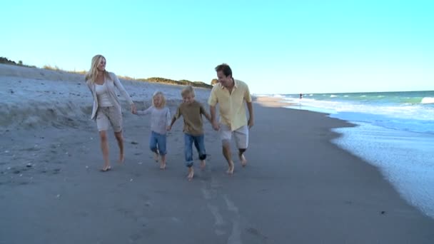 Giovane famiglia caucasica Saltare sulla spiaggia — Video Stock