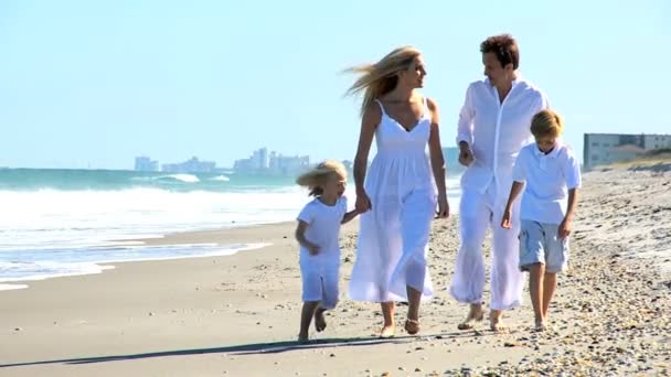 Grupo de familia feliz disfrutando del estilo de vida en la playa — Vídeo de stock