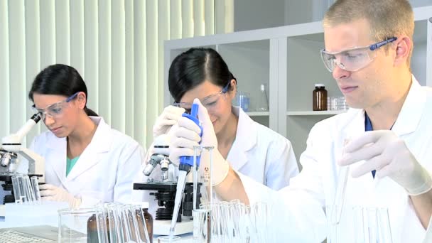 Medisch onderzoek studenten in laboratorium — Stockvideo