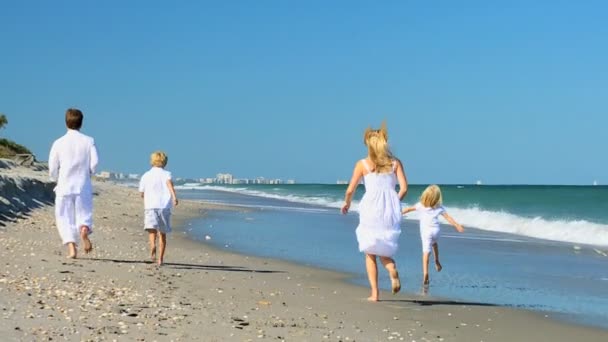 Família caucasiana feliz correndo na praia — Vídeo de Stock